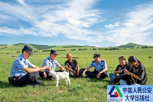 按住Ctrl键+鼠标滚轮缩放