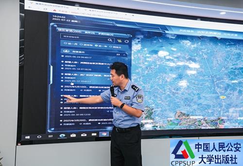 按住Ctrl键+鼠标滚轮缩放