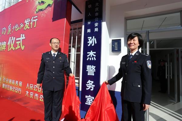 按住Ctrl键+鼠标滚轮缩放
