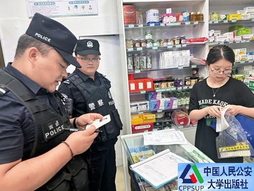 按住Ctrl键+鼠标滚轮缩放