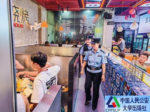 按住Ctrl键+鼠标滚轮缩放