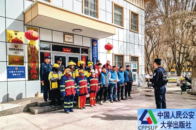 按住Ctrl键+鼠标滚轮缩放