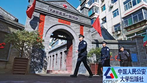 按住Ctrl键+鼠标滚轮缩放
