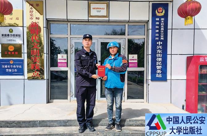 按住Ctrl键+鼠标滚轮缩放