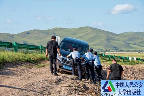 按住Ctrl键+鼠标滚轮缩放