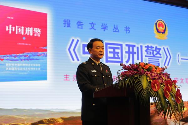 按住Ctrl键+鼠标滚轮缩放