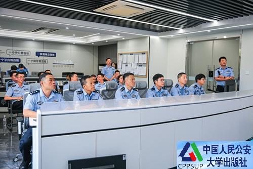 按住Ctrl键+鼠标滚轮缩放