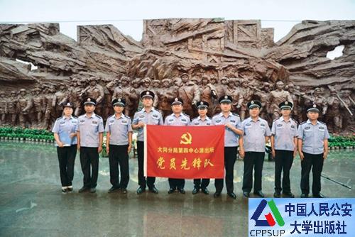 按住Ctrl键+鼠标滚轮缩放